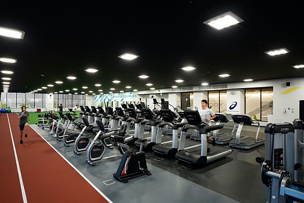 室伏広治 高橋尚子らプロと実践 心身を鍛える新型ランニングクラブ