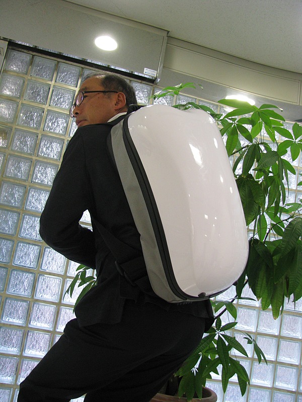 藤原和博 ハードシェル型リュック「EMU」