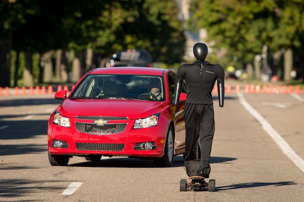 歩行者を察知し、自動的に事故を回避する(Steve Fecht for Chevrolet via The New York Times) 