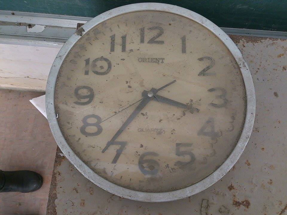 津波到来時間の15時37分で停まった大川小学校の時計