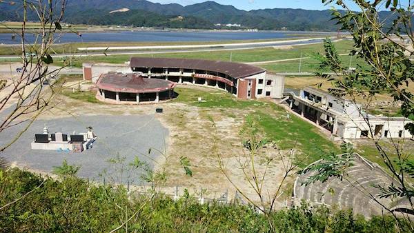 裏山の方面から見る大川小学校。当時、この方面からであれば遮る林がなく、下のほうにいても校庭の渦や県道を走る津波が見えたとされる