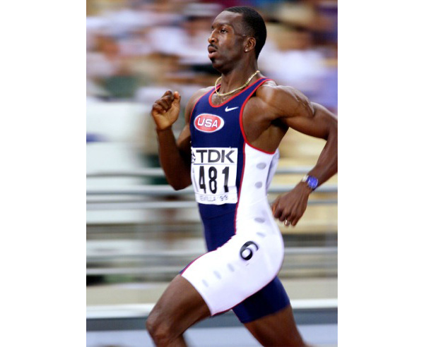 マイケル・ジョンソンが1999年に400mの記録を更新した世界陸上での走り。常識を覆して200mと400mの両種目で活躍し、世界陸上で8個、五輪で4個の金メダルを獲得した。写真からも背筋が伸び、腕を後ろに引き込むような走り方であることがわかる（写真：ロイター/アフロ）