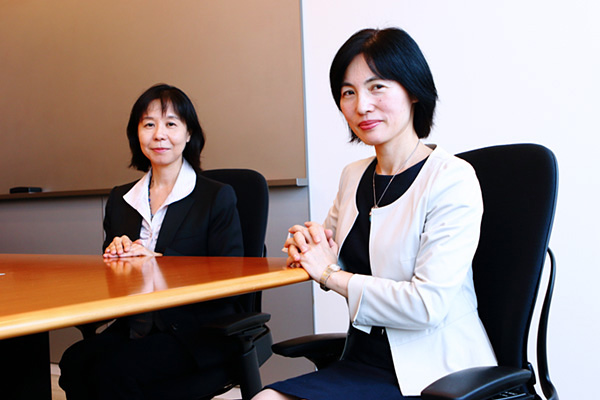 左が執行役員人事本部長の遠藤有紀子氏、右が人材・組織開発部シニアディレクター赤津恵美子氏