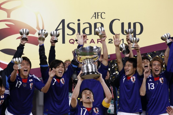 2011年のアジアカップでサッカー日本代表は優勝を果たした。連覇できるかは「芝生の状態」と「献身性」が鍵になる（写真：AP/アフロ）