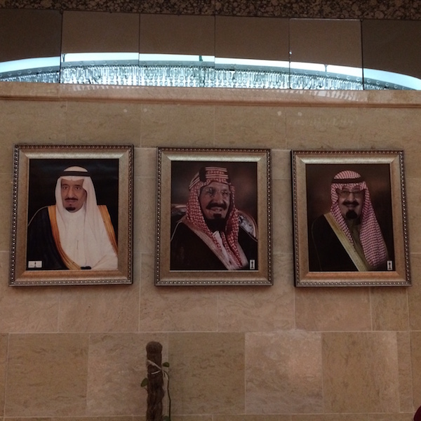 サウジ国王崩御に女性が涙する理由