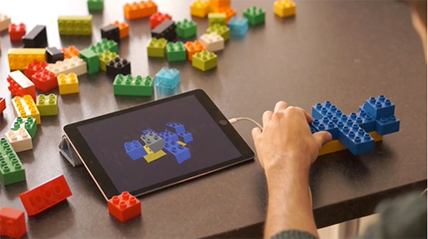 センサーを取り付けたレゴを組み立てると、タブレットに同じイメージが映し出される