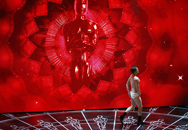 アカデミー賞では司会のニール・パトリック・ハリスがバードマンのワンシーンを模してパンツ一枚で舞台に登場。聴衆をわかせた（Reuters/Aflo）