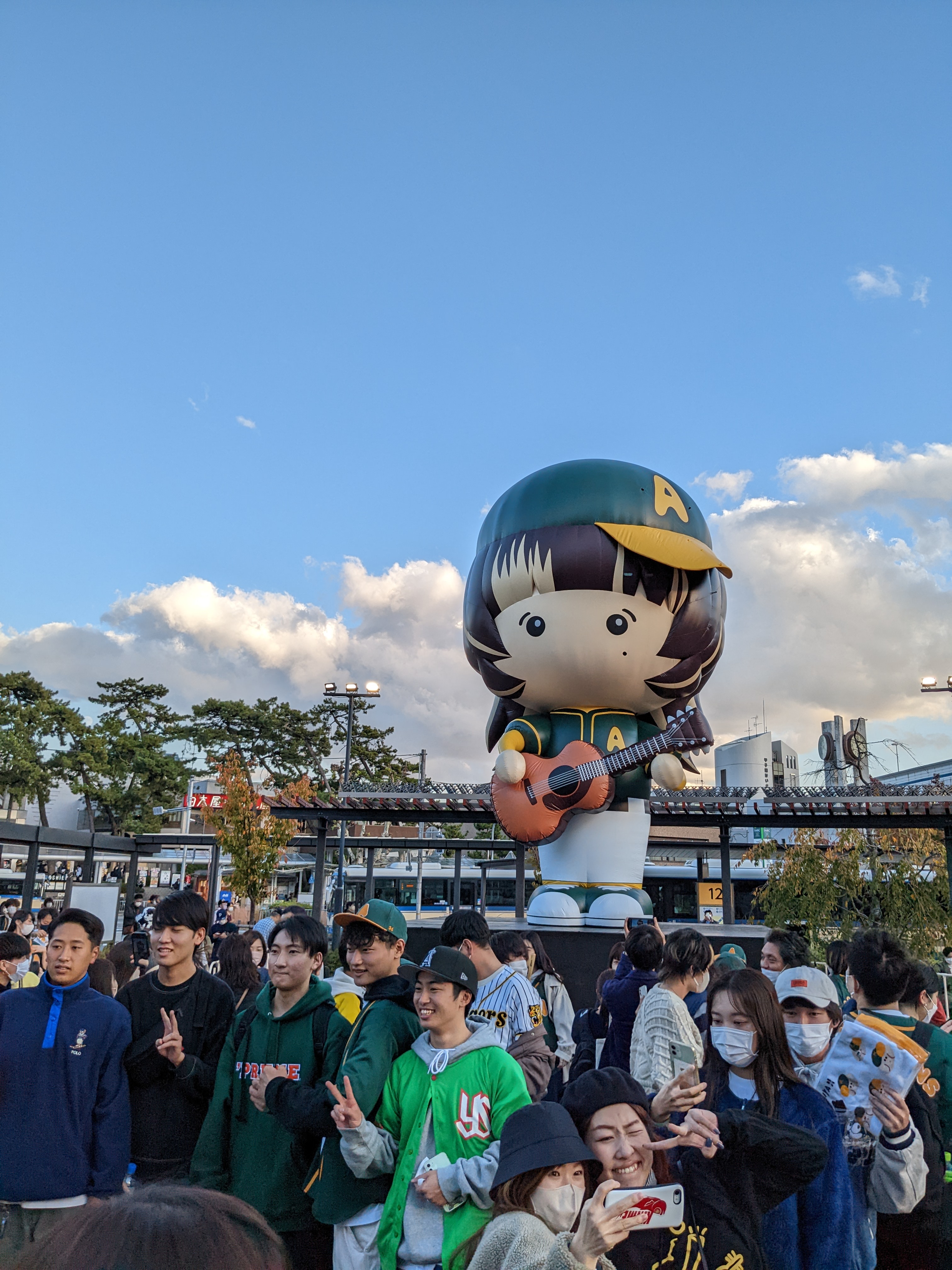 マーケティング】現地発：あいみょん甲子園弾き語りライブ。グッズ戦略